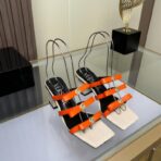 范思哲 La Medusa 系列橙色多带防水台方头高跟凉鞋 - Image 3