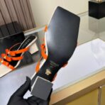 范思哲 La Medusa 系列橙色多带防水台方头高跟凉鞋 - Image 2