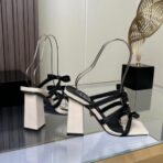 范思哲 La Medusa 系列黑色多带防水台方头高跟凉鞋 - 图片 4