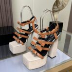 范思哲 Versace Medusa Aevitas 系列超高跟防水台凉鞋（卡其色款）