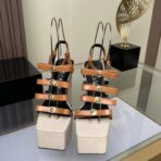 范思哲 Versace Medusa Aevitas 系列超高跟防水台凉鞋（卡其色款） - Imagem 2