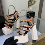 范思哲 Versace Medusa Aevitas 系列超高跟防水台凉鞋（卡其色款） - Imagem 3