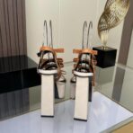 范思哲 Versace Medusa Aevitas 系列超高跟防水台凉鞋（卡其色款） - Imagem 4