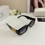 范思哲（VERSACE）Medusa 系列黑色小方框紫色镜片美杜莎徽章太阳镜 - Imagem 4