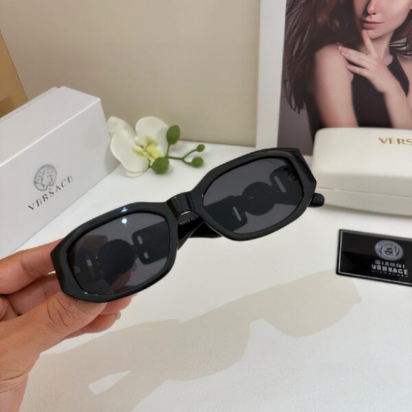 范思哲（VERSACE）Medusa 系列黑色小方框美杜莎徽章太阳镜