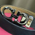 菲拉格慕（Salvatore Ferragamo）Gancini 系列黑面土黄色底双面荔枝纹皮革银色双 Gancini 扣腰带 - Imagem 2