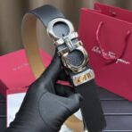 菲拉格慕（Salvatore Ferragamo）Gancini 系列黑面土黄色底双面荔枝纹皮革银色双 Gancini 扣腰带 - Imagem 4