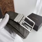 葆蝶家（Bottega Veneta）灰面紫底绗缝小牛皮银色板扣男士腰带 - Imagem 3