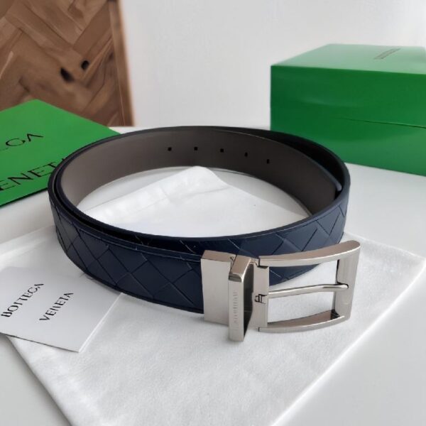 葆蝶家（Bottega Veneta）藏青蓝面灰底绗缝小牛皮银色板扣男士腰带