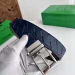 葆蝶家（Bottega Veneta）藏青蓝面灰底绗缝小牛皮银色板扣男士腰带 - 图片 3