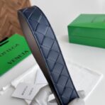 葆蝶家（Bottega Veneta）藏青蓝面灰底绗缝小牛皮银色板扣男士腰带 - 图片 2