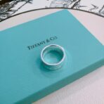 蒂芙尼（Tiffany & Co.）T 系列宽版纯银戒指