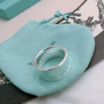 蒂芙尼（Tiffany & Co.）T 系列宽版纯银戒指 - Imagem 3