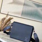 路易威登（Louis Vuitton）District 小号邮差包（深蓝色 Taïga 牛皮款）