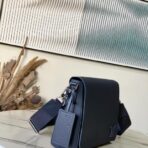 路易威登（Louis Vuitton）District 小号邮差包（深蓝色 Taïga 牛皮款） - Image 3