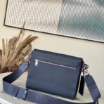 路易威登（Louis Vuitton）District 小号邮差包（深蓝色 Taïga 牛皮款） - Image 2