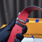 路易威登（Louis Vuitton）INITIALES 红底荔枝纹牛皮银扣腰带 - Imagem 3