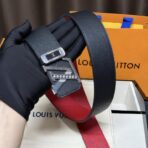路易威登（Louis Vuitton）INITIALES 红底荔枝纹牛皮银扣腰带 - Imagem 4