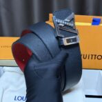 路易威登（Louis Vuitton）INITIALES 红底荔枝纹牛皮银扣腰带