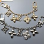 路易威登（Louis Vuitton）Monogram 花卉 LV 字母挂链