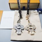 路易威登（Louis Vuitton）四叶草公仔镶钻钥匙扣挂饰 - 图片 3