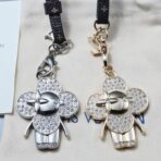 路易威登（Louis Vuitton）四叶草公仔镶钻钥匙扣挂饰
