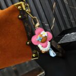 路易威登（Louis Vuitton）黑皮夏威夷娃娃钥匙扣 - 图片 4