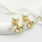 迪奥双球珍珠CD字母耳钉 - Imagem 3