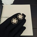 香奈儿 黑皮圆形珍珠耳钉 - Image 2