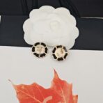 香奈儿 黑皮圆形珍珠耳钉 - Image 3