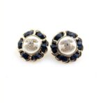 香奈儿 黑皮圆形珍珠耳钉