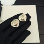 香奈儿浅金爱心耳钉 - Image 2