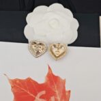 香奈儿浅金爱心耳钉 - Image 3