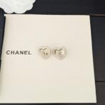 香奈儿浅金爱心耳钉 - Image 4