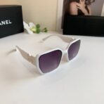 香奈儿（CHANEL）Eyewear 系列白色醋酸纤维双 C 镶饰渐变紫镜片方形太阳镜 - Imagem 2