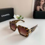 香奈儿（CHANEL）Square 系列双 C 标识花棕色方形太阳镜 - Imagem 2