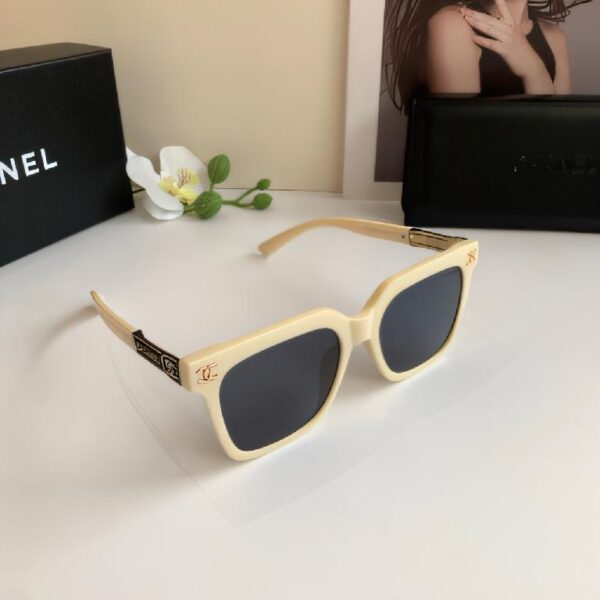 香奈儿（CHANEL）金属双 C 装饰方形太阳镜 淡黄色