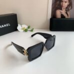 香奈儿（Chanel）方框双 C 金属标识太阳镜 - Imagem 2