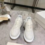 亚历山大・麦昆 Oversized 系列厚底休闲小白鞋（浅米色款）