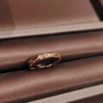 𝐂𝐚𝐫𝐭𝐢𝐞𝐫•卡地亚 𝐋𝐨𝐯𝐞 经典超窄版单钻字母戒指 - Image 3