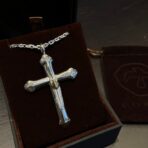 𝐆𝐨𝐫𝐨'𝐬高桥吾郎 金贝羽毛十字架项链 - 图片 2