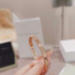 𝐕𝐚𝐧 𝐂𝐥𝐞𝐞𝐟 & 𝐀𝐫𝐩𝐞𝐥𝐬 梵克雅宝•高级珠宝𝐏𝐞𝐫𝐥𝐞𝐞系列𝐂𝐥𝐨𝐯𝐞𝐫𝐬万花筒手镯 - 图片 4