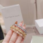 𝐕𝐚𝐧 𝐂𝐥𝐞𝐞𝐟 & 𝐀𝐫𝐩𝐞𝐥𝐬 梵克雅宝•高级珠宝𝐏𝐞𝐫𝐥𝐞𝐞系列𝐂𝐥𝐨𝐯𝐞𝐫𝐬万花筒手镯