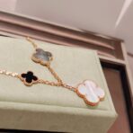 𝐕𝐚𝐧 𝐂𝐥𝐞𝐞𝐟 & 𝐀𝐫𝐩𝐞𝐥𝐬 梵克雅宝•𝐌𝐚𝐠𝐢𝐜 𝐀𝐥𝐡𝐬𝐦𝐛𝐫𝐚不规则图案四叶草5花手链 - 图片 3