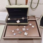 𝐕𝐚𝐧 𝐂𝐥𝐞𝐞𝐟 & 𝐀𝐫𝐩𝐞𝐥𝐬 梵克雅宝•𝐌𝐚𝐠𝐢𝐜 𝐀𝐥𝐡𝐬𝐦𝐛𝐫𝐚不规则图案四叶草5花手链