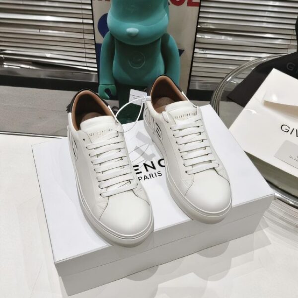 Givenchy Town Leather Low-Top Sneakers（纪梵希 Town 系列皮革低帮板鞋）黑褐配色 （压纹装装饰）