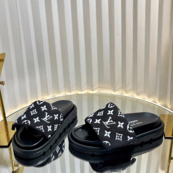 LV 2025爆款 浮雕logo 压花 凉拖鞋