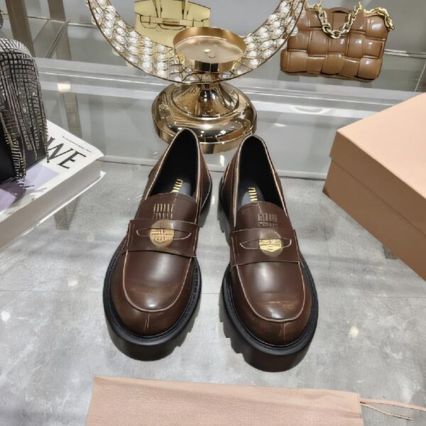 Miu Miu 2024 秋冬新款的厚底乐福鞋 棕色