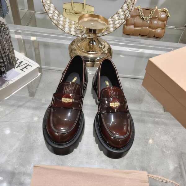 Miu Miu 厚底亮面皮革金币乐福鞋 勃艮第红