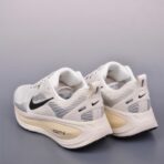 Nike Air Zoom Vomero 18 白色 - Imagem 3